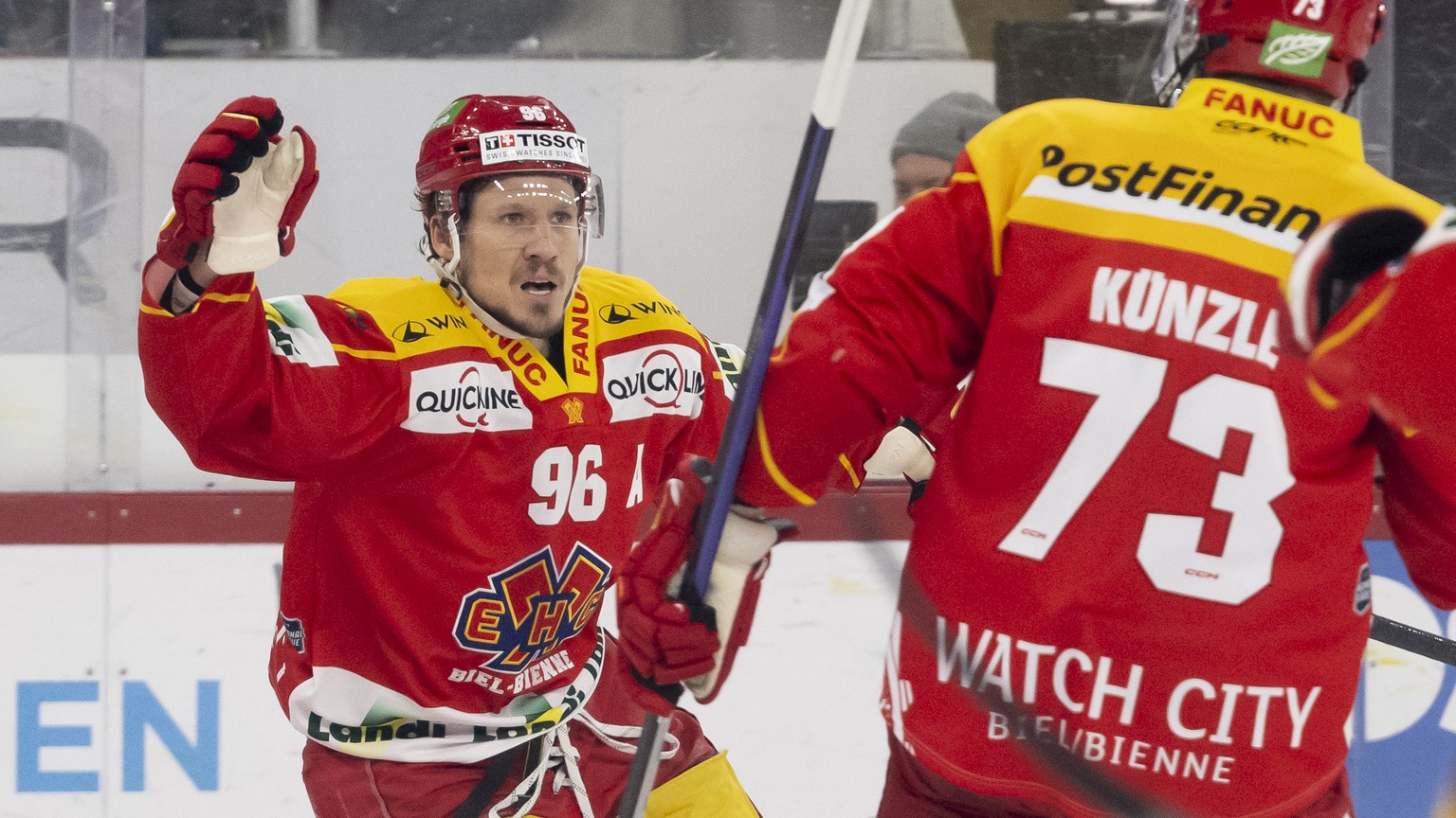 L&#039;attaquant biennois Damien Brunner, gauche, celebre son goal 2-0 avec l&#039;attaquant biennois Mike Kuenzle lors du deuxieme match de la finale des play-off du Championnat de Suisse de hockey s ...