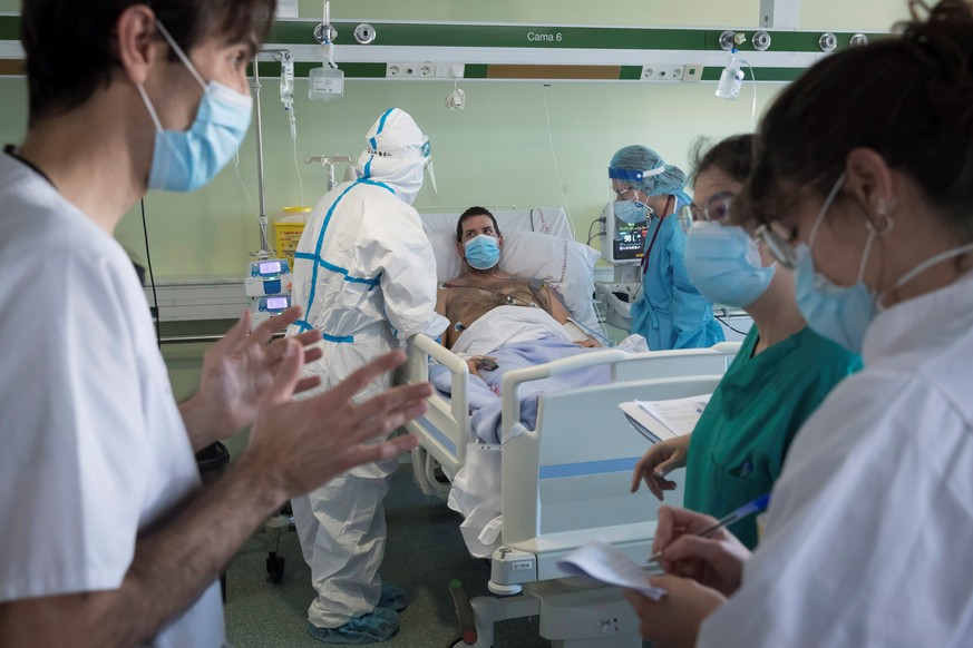 epa08972750 COVID-19 patient Ruben Bimanuel rests at the Intensive Care Unit (ICU) of the Morales Meseguer Hospital in the coastal city of Murcia in eastern Spain, 29 January 2021. Thirty eight-year-o ...