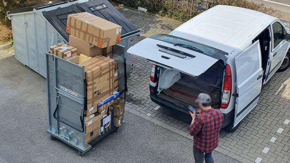 Kunden von My Paketshop in Bad Säckingen holten nach der Wiederöffnung der Grenze für Geimpfte Pakete mit dem Transporter ab.