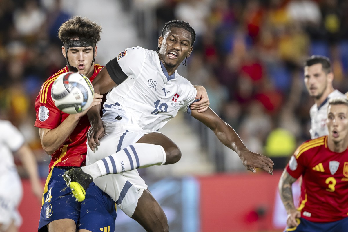 Spain's Pau Cubarsi, left, and Switzerland's Joel Monteiro in action during the UEFA Nations League soccer match between Spain and Switzerland at Heliodoro Rodriguez Lopez stadium, in Santa  ...