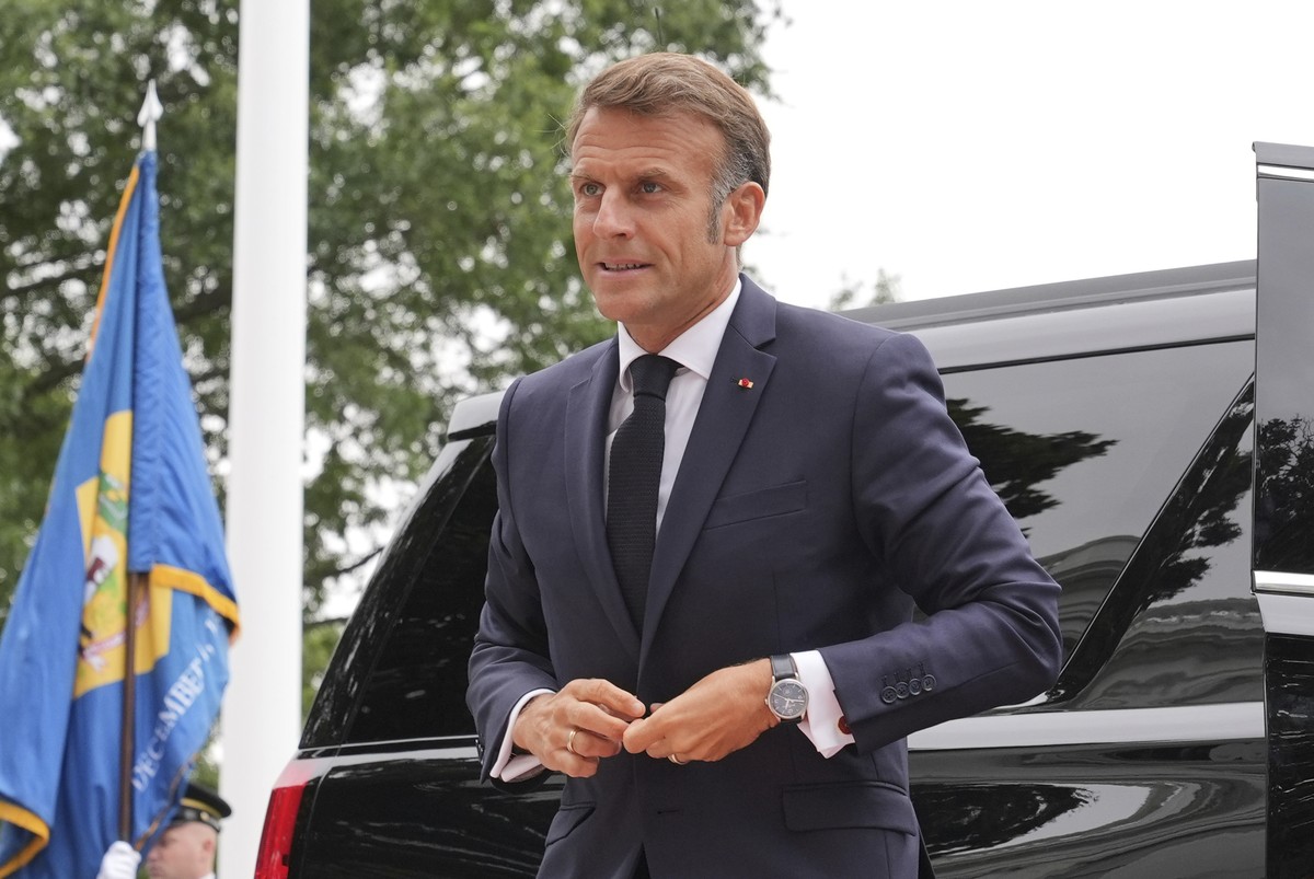 France's President Emmanuel Macron arrives to meet with President Donald Trump and Ukraine's President Volodymyr Zelenskyy, Monday, Aug. 18, 2025, at the South Portico of the White House in  ...