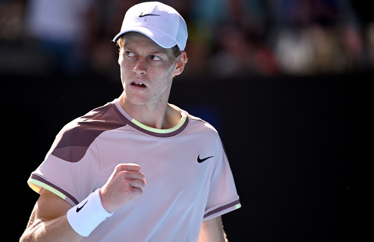 epa11104909 Jannik Sinner of Italy reacts during his Men?s semifinal against Novak Djokovic of Serbia on Day 13 of the 2024 Australian Open at Melbourne Park in Melbourne, Australia 26 January 2024. E ...