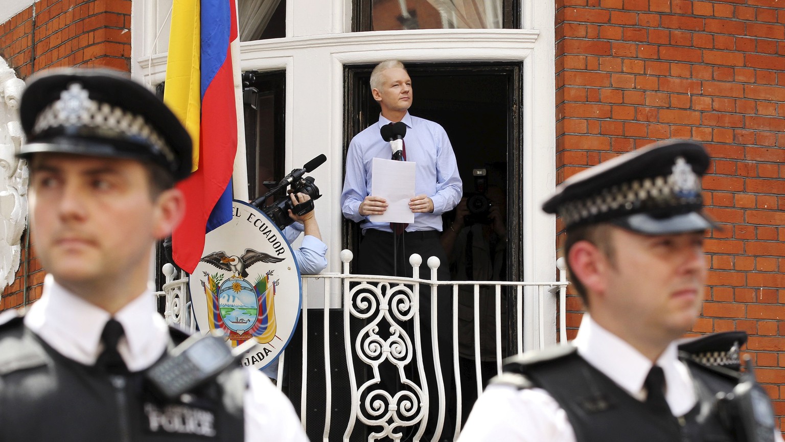 WikiLeaks founder Julian Assange speaks to the media outside the Ecuador embassy in west London in this August 19, 2012 file photo. Assange should be allowed to go free from the Ecuadorian embassy in  ...