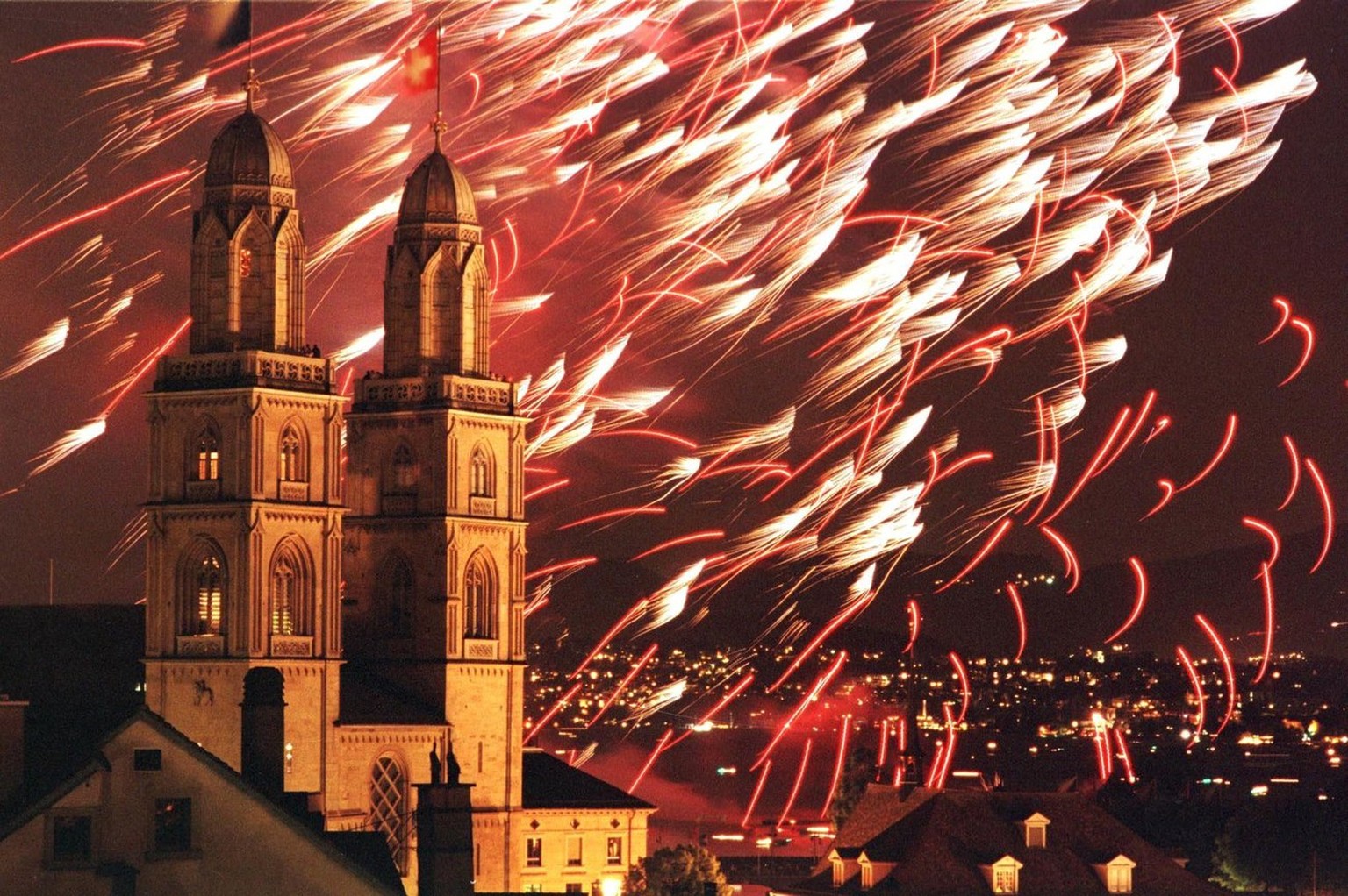 Feuerzauber ueber dem Zuercher Grossmuenster beim Feuerwerk am Freitag, 6. Juli 2001 in Zuerich. Hunderttausende verfolgten zum Auftakt des &#039;Zueri Faescht&#039;, dem groessten Schweizer Volksfest ...