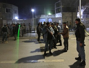 Sicherheitskräfte sichern den Tatort – eine Schule, in der auch das Kulturzentrum untergebracht war.&nbsp;