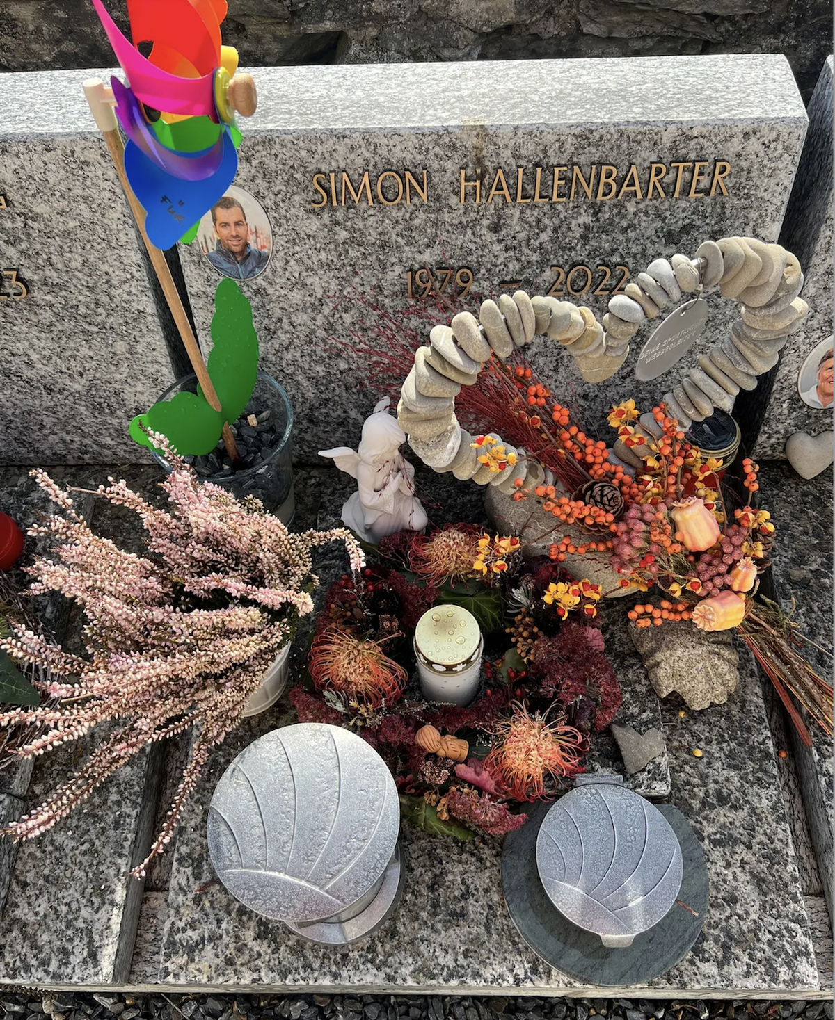 La tombe de Simon Hallenbarter, décorée de couleurs vives, au cimetière d'Obergesteln.