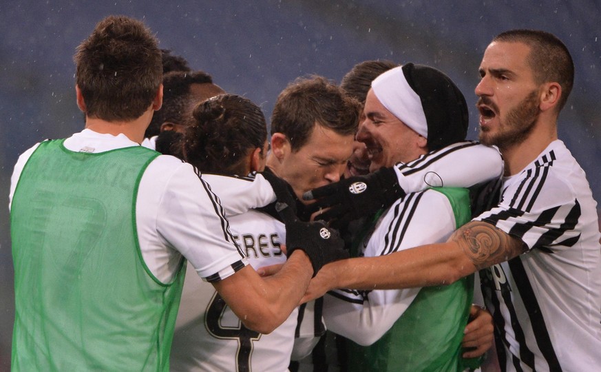 Die Freude bei den Spielern von Juventus Turin ist gross. Mitten in der Traube: Stephan Lichtsteiner.<br data-editable="remove">