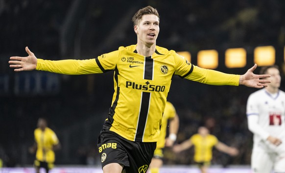 Cedric Itten (YB) (à esquerda) comemora após seu gol de fazer 2 a 0 no jogo do campeonato de futebol da Super League Suíça entre BSC Young Boys, YB, e FC Luzern, FCL, no sábado, 19 de outubro de 2024 em ...