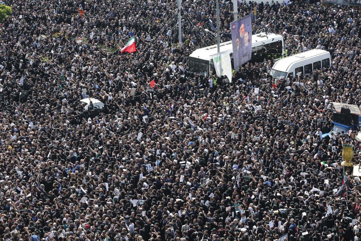epa11359673 Iranians take part in a funeral ceremony for late president Ebrahim Raisi in Tehran, Iran, 22 May 2024. Iranian president Raisi and seven others, among them foreign minister Amir-Abdollahi ...