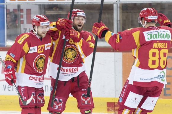 Tigers Anthony Huguenin, Alexei Dostoinov Torschuetze, und Thomas Nuessli, von links, jubeln zum 1:0, waehrend dem Meisterschaftsspiel der National League, zwischen den SCL Tigers und dem HC Genf - Se ...