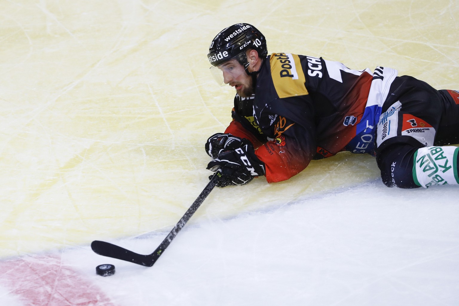 Berns Tristan Scherwey in Aktion im Eishockey Meisterschaftsspiel der National League zwischen dem SC Bern und dem EV Zug, am Samstag, 2. November 2019 in der Postfinance Arena in Bern. (KEYSTONE/Pete ...