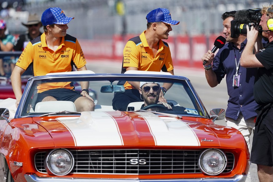 epa10933232 McLaren Formula 1 Team drivers Lando Norris (R) and Oscar Piastri (L) participate in the drivers parade prior to the 2023 Formula 1 Grand Prix of the United States at the Circuit of the Am ...