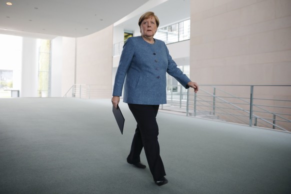 Merkel auf ihrem Weg zur Medienkonferenz in Berlin zum Fall Nawalny.