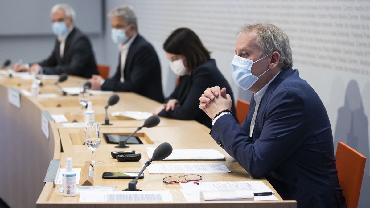 Patrick Mathys, Leiter Sektion Krisenbewaeltigung und internationale Zusammenarbeit BAG, spricht neben Nora Kronig, Vizedirektorin, Leiterin Abteilung Internationales BAG, Christoph Berger, Praesident ...