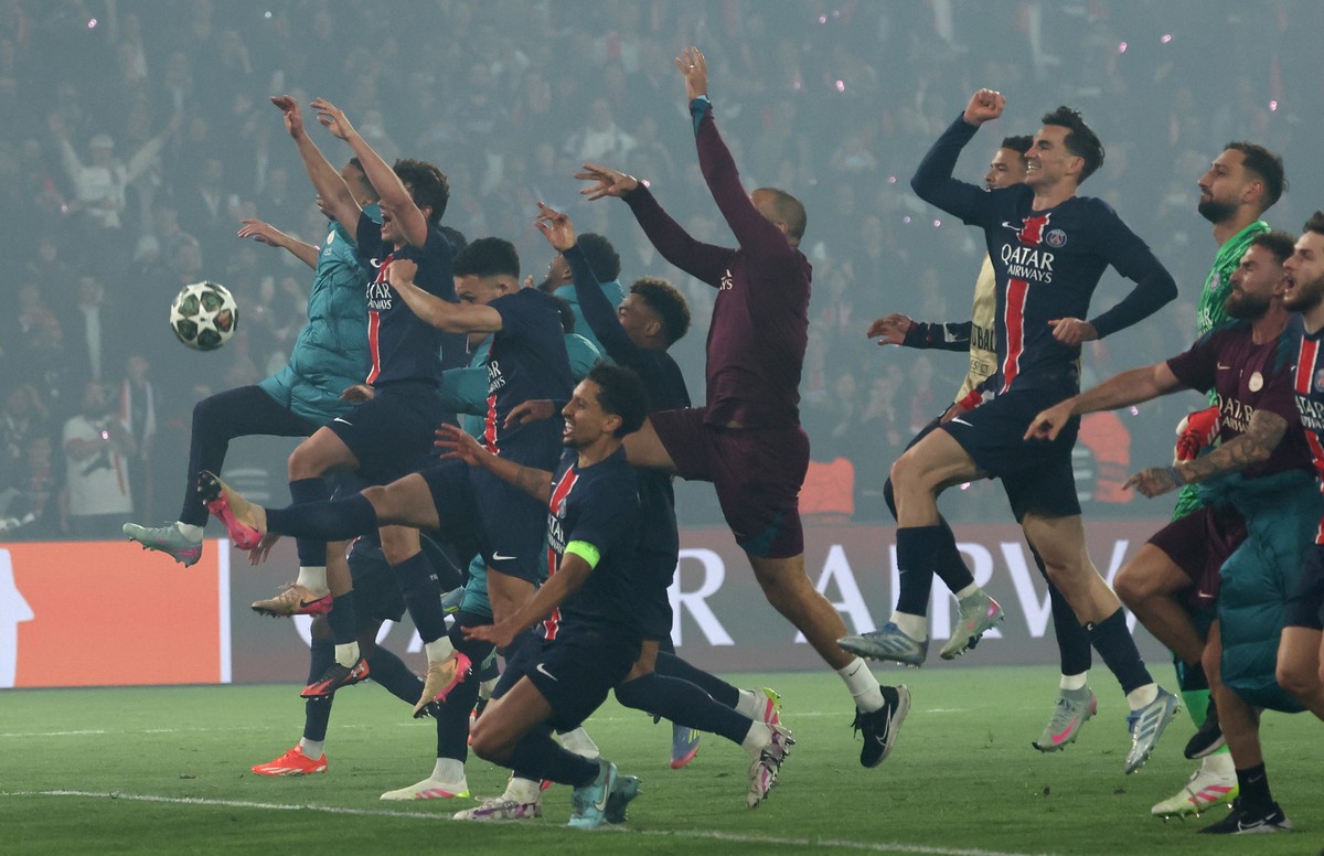 epa12082109 Players of PSG celebrate after winning the UEFA Champions League semi-finals 2nd leg soccer match between Paris Saint-Germain and Arsenal FC, in Paris, France, 07 May 2025. PSG won 2-1. EP ...