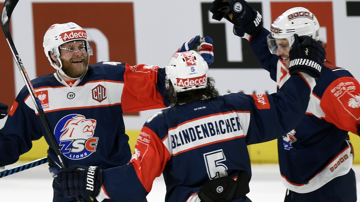 Zurich's Roman Wick, right, Severin Blindenbacher, center, and Patrick Thoresen, left, celebrate their victory in the ice hockey Champions League match 1/8 Final between ZSC Lions and HC Lugano i ...