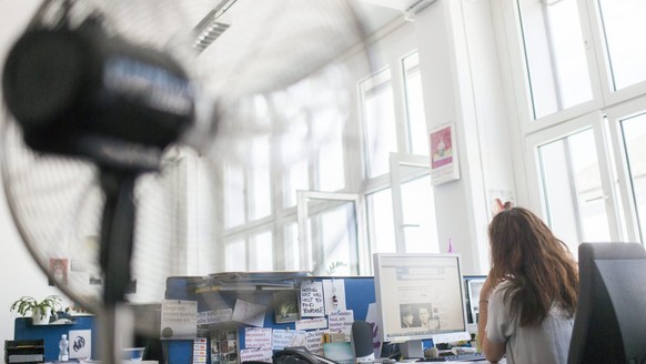 Im Büro sollen Frau und Mann für die gleiche Leistung gleich viel erhalten.