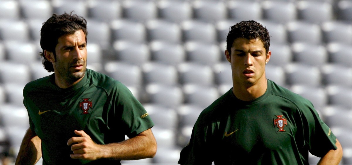 ARCHIV - 03.07.2006, Bayern, M�nchen: ARCHIV - Portugals Luiz Figo (l) und Cristiano Ronaldo laufen am 04.07.2006 beim Training in M�nchen nebeneinander. (zu dpa: �X-Faktor oder Bremsklotz? Portugals  ...