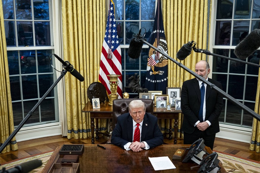 President Trump Signs An Executive Order - DC US President Donald Trump, while joined by Howard Lutnick, chief executive officer of Cantor Fitzgerald LP and US commerce secretary nominee for US Presid ...