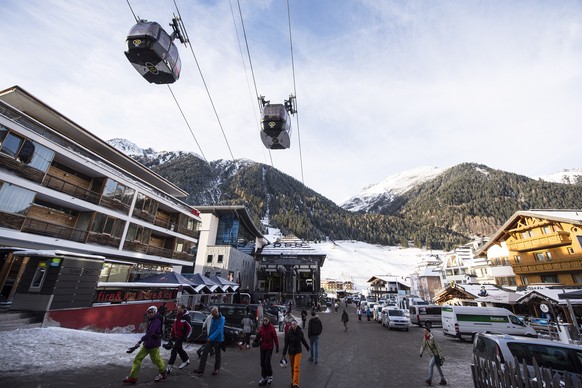 epa08293577 (FILE) - Skiing tourists in Ischgl, Austria, 29 November 2013 (reissued 14 March 2020). According to reports, the Austrian government has put popular touristic areas, Heiligenblut am Gross ...