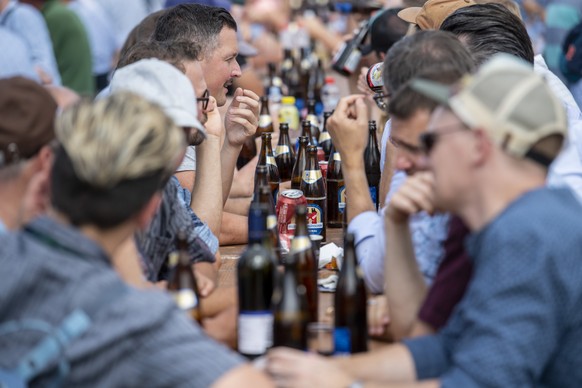 Die Schwinger Fans geniessen die Mittagspause nach dem 2. Gang am Eidgenoessischen Schwing- und Aelplerfest (ESAF) in Pratteln, am Samstag, 27. August 2022. (KEYSTONE/Urs Flueeler).