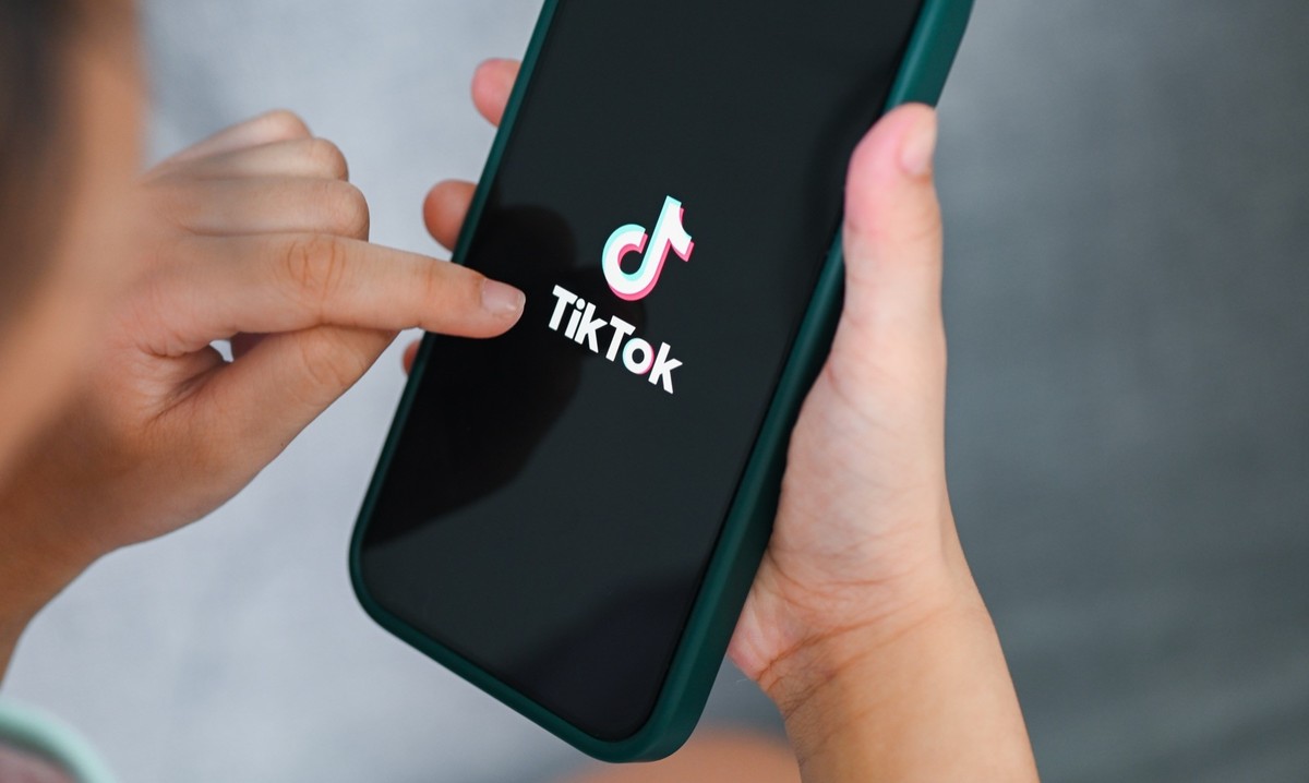 TikTok Kind mit Smartphone (Symbolbild)