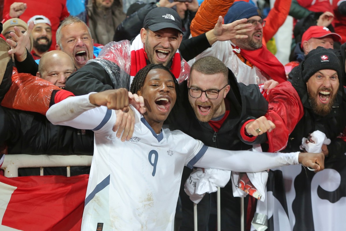 Switzerland's Johan Manzambi, centre, cheers with fans after the 2026 World Cup Group B qualifying soccer match between Kosovo and Switzerland in Pristina, Kosovo, Tuesday, Nov. 18, 2025. (AP Pho ...