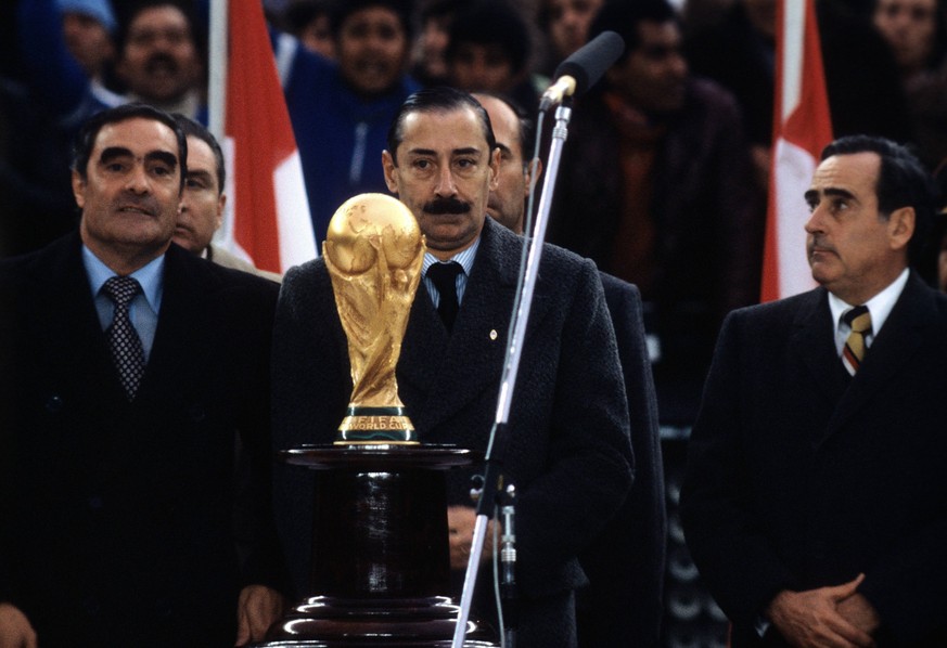 WM Finale 1978 - Staatspr�sident Jorge Rafael Videla Argentinien hinter dem FIFA WM Pokal