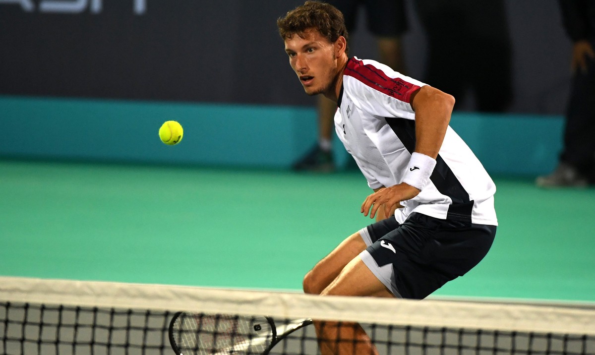 epa06408235 Spain's Pablo Carreno Busta in action against Kevin Anderson of South Africa during their first round match at the World Tennis Championship in Abu Dhabi, United Arab Emirates, 28 Dec ...