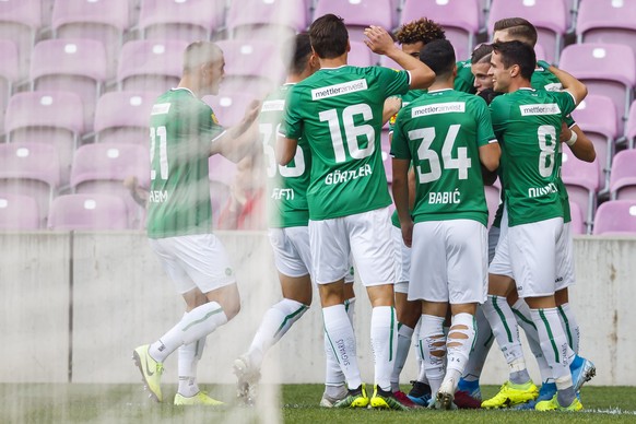 L&#039;attaquant st-gallois Ermedin Demirovic, 3e droite, celebre son but avec ses coequipiers lors de la rencontre de football de Super League entre le Servette FC et le FC St.Gallen, FCSG, ce dimanc ...