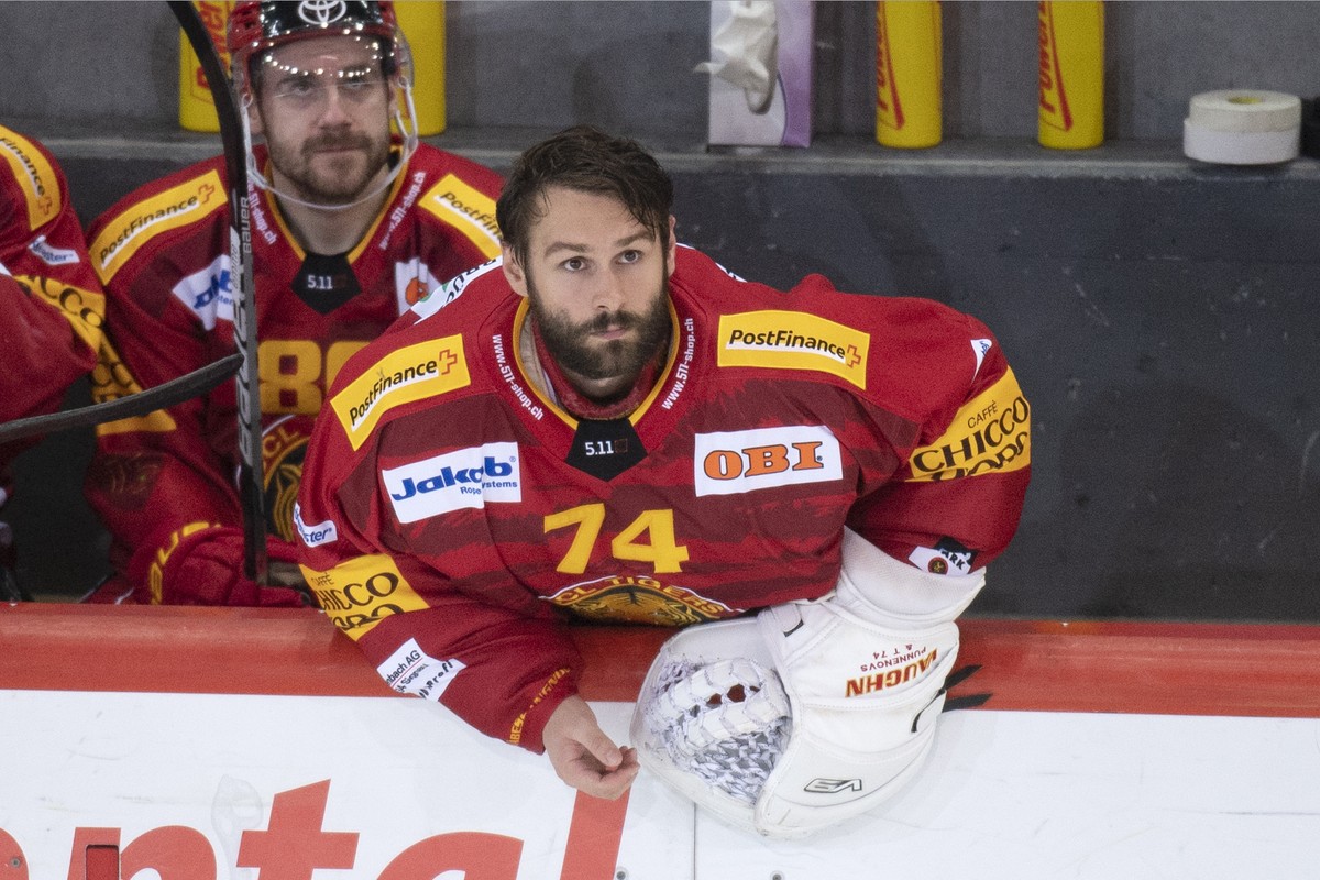 Tigers Goalie Ivars Punnenovs, auf der Ersatzbank waehrend dem Qualifikationsspiel der National League zwischen den SCL Tigers und dem EHC Biel, am Dienstag, 12. Oktober 2021, im Ilfisstadion in Langn ...