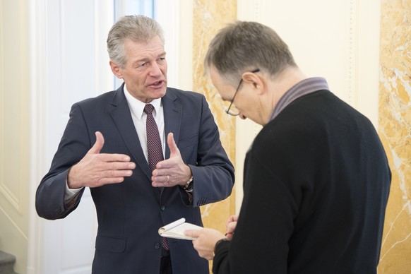 Heinz Karrer, Praesident economiesuisse, links, spricht mit einem Journalisten vor einer Medienkonferenz zum Mercosur-Agrar-Gipfel, wo ueber die aktuellen Handelsvertraege mit den suedamerikanischen M ...