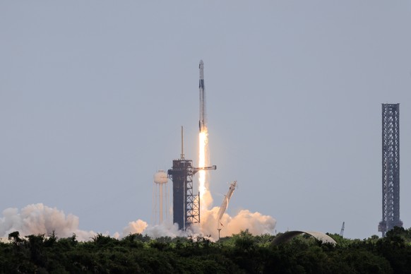 epaselect epa12277619 The SpaceX Dragon spacecraft on a Falcon 9 rocket, carrying the NASA Crew 11 mission, lifts off from Launch Complex 39A at Kennedy Space Center in Florida, USA, 01 August 2025. T ...
