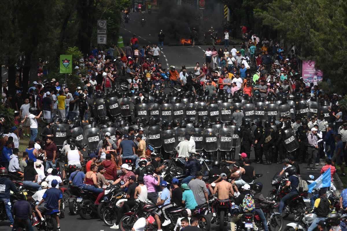 epaselect epa10912229 Police try to clear Periferico road during a protest demanding the immediate resignation of Consuelo Porras, Attorney General and head of the Public Ministry in Guatemala City, G ...