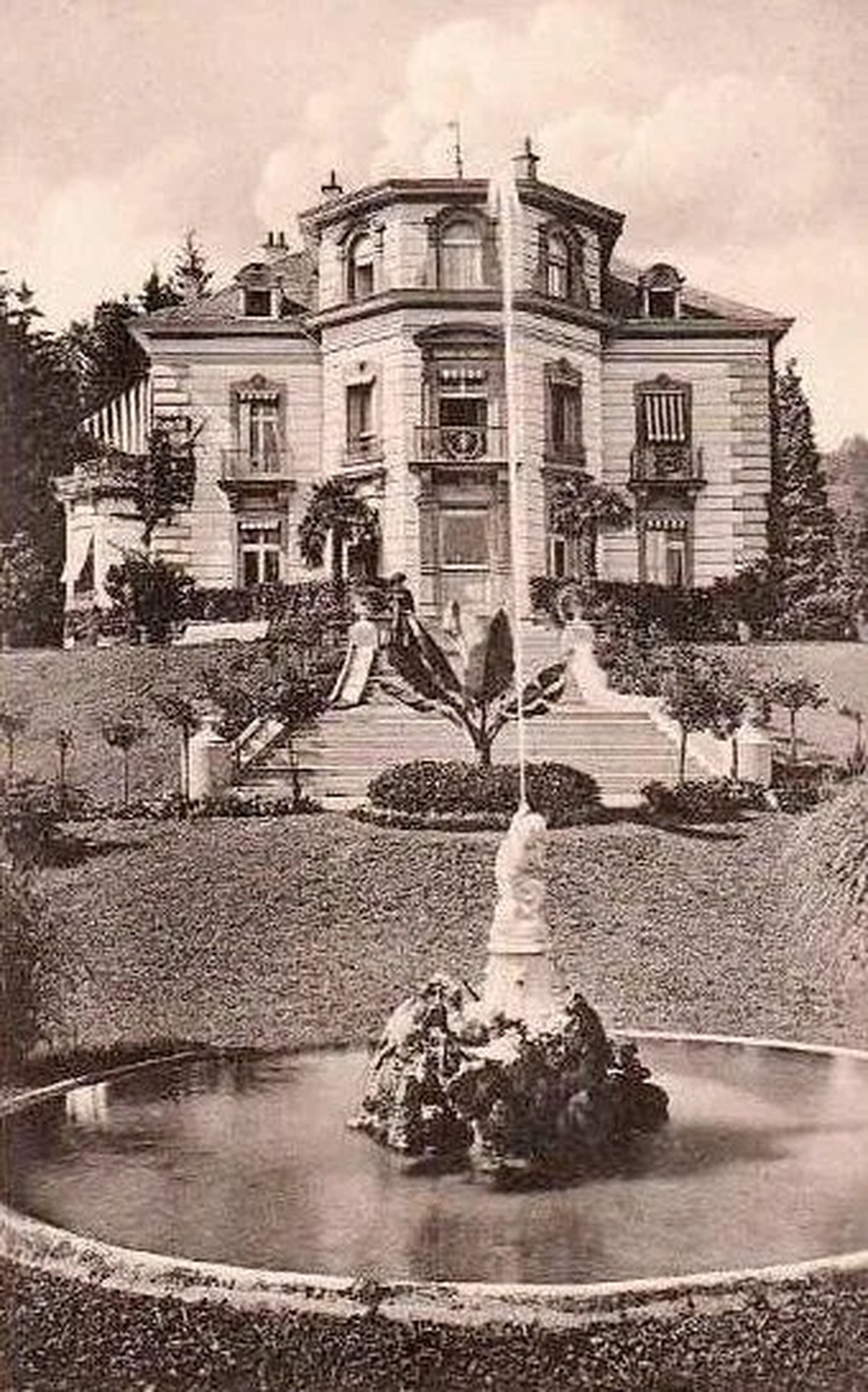 In Horw besass die belgische Königsfamilie ein Ferienhaus: die Villa Haslihorn, direkt am See.
https://crossoflaeken.blogspot.com/2013/08/villa-haslihorn.html