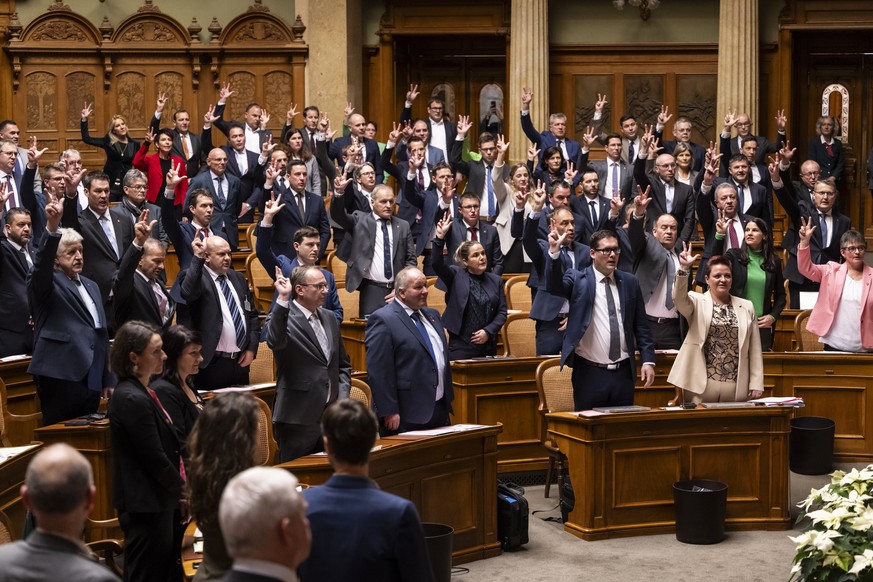 Die gewaehlten Nationalraetinnen und Nationalraete legen den Eid ab, bei der Vereidigung waehrend der ersten Sitzung zu Beginn der 52. Legislatur am ersten Tag der Wintersession der Eidgenoessischen R ...