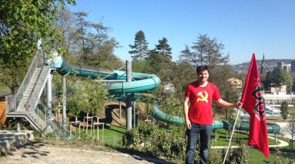 Ein PDA-Mitglied mit parteitypischen Zeichen in einem Zürcher Freibad.