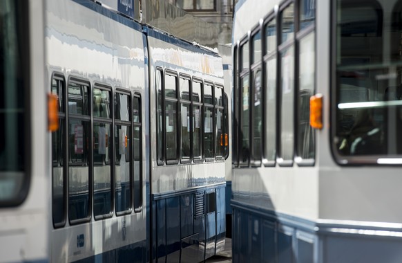 Die Zuercher Strassenbahn &quot;Tram 2000&quot; faehrt am Paradeplatz, aufgenommen am Dienstag, 3. Maerz 2015 in Zuerich. Die Verkehrsbetriebe Zuerich (VBZ) stehen in der Kritik. Bei ihrem Vergabeents ...