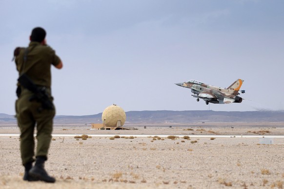 Eine israelische F-16 beim Start.