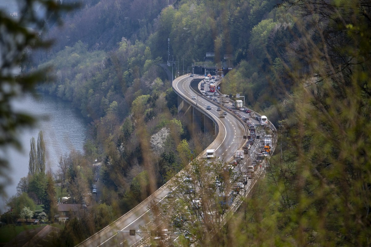 Der Osterreiseverkehr am Karfreitag staut sich vor dem Gotthard Tunnel in Richtung Sueden zwischen Amsteg und Beckenriend, überden Seelisbergtunnel hinaus, bis auf ueber 20 Kilometer Laenge, am Freita ...