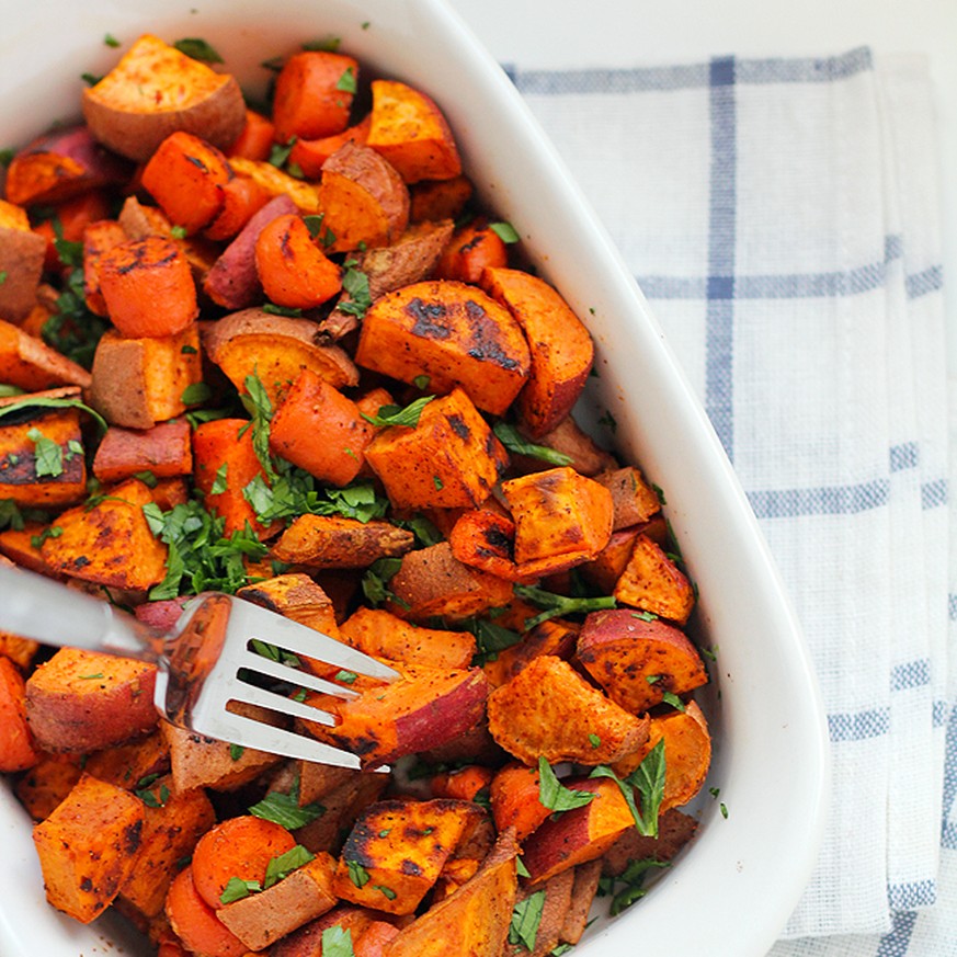 roast carrots sweet potatoes karroten rüebli süss kartoffeln vegi vegetarisch vitamin a essen food http://www.insonnetskitchen.com/roasted-carrots-sweet-potatoes/