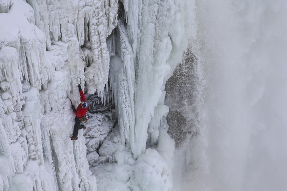 Will Gadd in nächster Nähe mit dem Wasserfall.