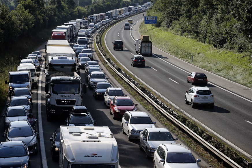 ZUR MELDUNG DER VERDOPPELUNG DER STAUSTUNDEN AUF SCHWEIZER AUTOBAHNEN INNERT FUENF JAHEREN STELLEN WIR IHNEN FOLGENDES BILDMATERIAL ZUR VERFUEGUNG --- Die Zahl der Staustunden auf den Schweizer Autoba ...