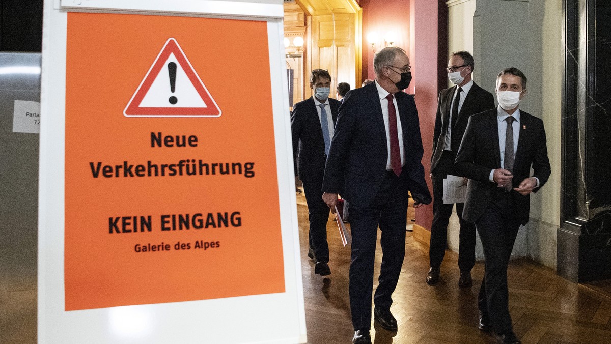 Bundespraesident Guy Parmelin, links, und Bundesrat Ignazio Cassis erscheinen an einem Point de Presse zum weiteren Vorgehen zum Rahmenabkommen mit der EU, am Montag, 26. April 2021, in Bern. (KEYSTON ...
