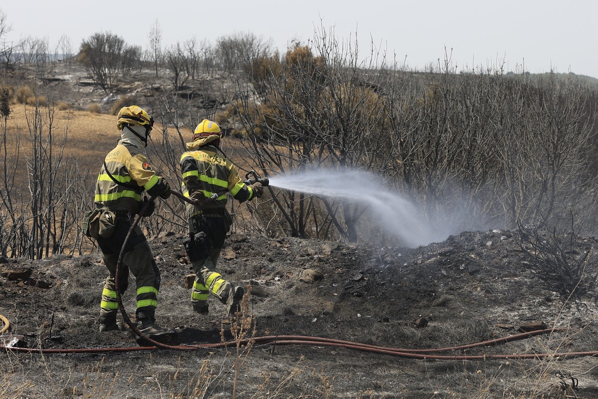 epa13120246 Firefighters carry out extinguish work in the wildfire originated in Ores, Zaragoza, northern Spain, 19 July 2026. The forest fire has affected some 15,000 hectares in the Cinco Villas reg ...
