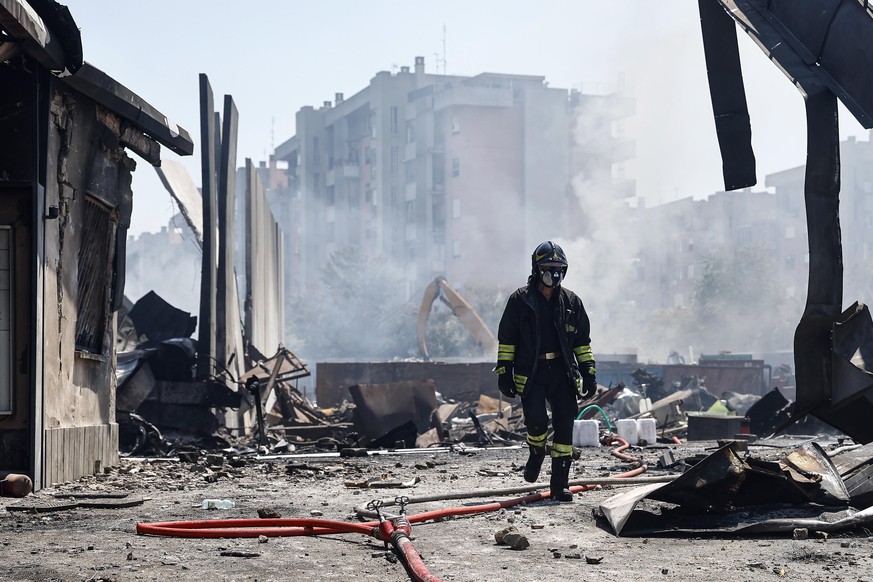 epa12214769 Firefighters of the Italian National Fire Brigade (Vigili del Fuoco) work at the site of an explosion at a petrol station in via dei Gordiani, in Rome, Italy, 04 July 2025. At least 40 peo ...