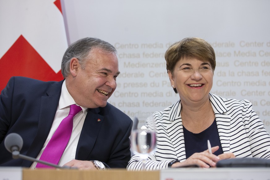 Bundesraetin Viola Amherd, rechts, und Jean-Philippe Gaudin, Direktor NDB, an einer Medienkonferenz über den Lagebericht Sicherheit Schweiz 2019, am Freitag, 24. Mai 2019, in Bern. (KEYSTONE/Peter K ...