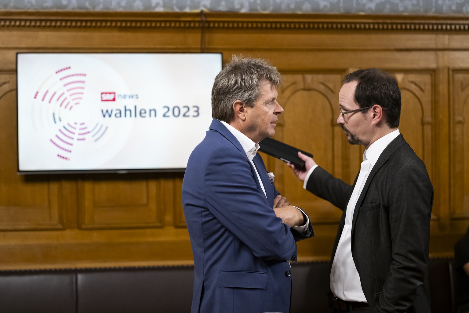 Juerg Grossen, Parteipraesident der GLP Schweiz und Nationalrat GLP-BE, links, und Balthasar Glaettli, Parteipraesident Gruene Schweiz und Nationalrat GP-ZH, rechts, sprechen kurz vor der Elefantenrun ...