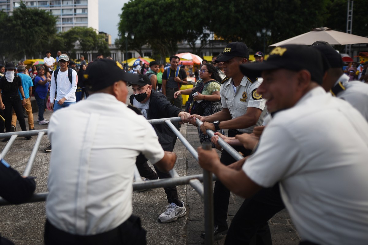 Des manifestants et des forces de l'ordre s'affrontaient jeudi sur une place principale de Guatemala City.