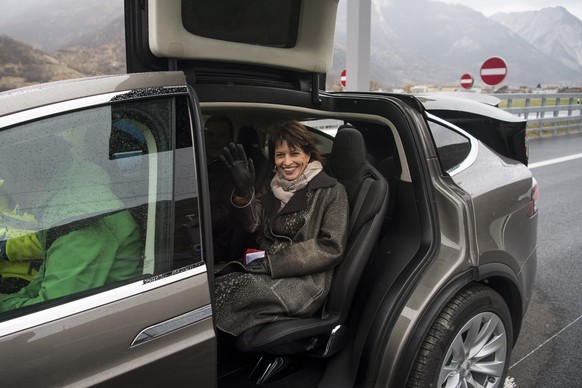 Doris Leuthard, Conseillere federale inaugure l'autoroute a bord d'une voiture electrique lors de l'ouverture officielle du troncon de l'autoroute A9 entre Loeche/La Souste Est et  ...